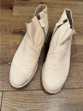 Eileen Fisher Cream Leather Ankle Boots